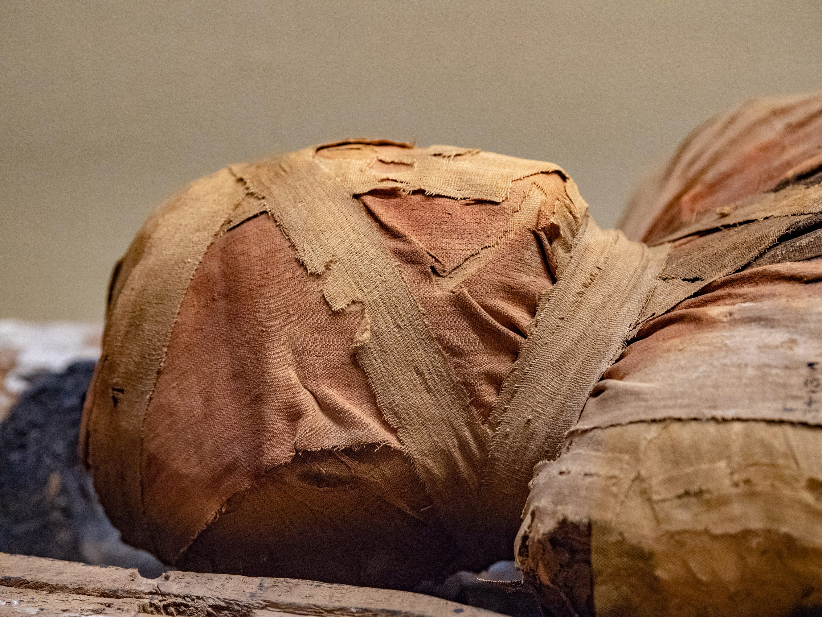egyptian-mummy-head-close-up-detail-of-royalty-free-image-1721916827[1].jpg